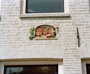 823843 Afbeelding van de gevelsteen Die Vergulde Craen 1630-1994 aan de voorgevel van het pand Oudegracht 17 te ...